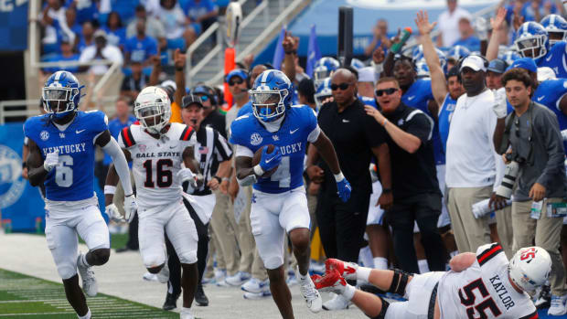 Kentucky s Jalen Geiger runs a fumble back for a touchdown against Ball State at Kroger Field. Sept. 2, 2023